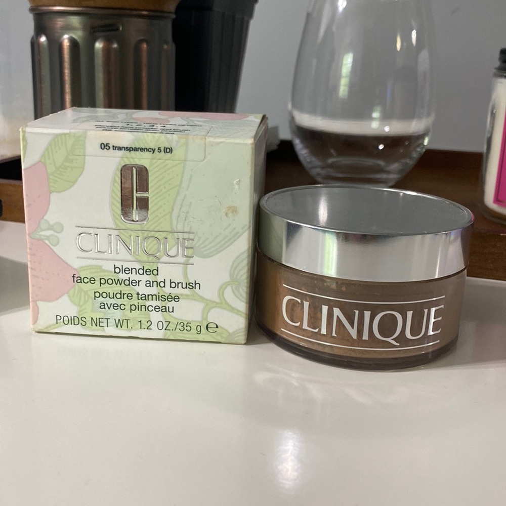 Clinique face powder this are brand new never used it’s just a little messy.